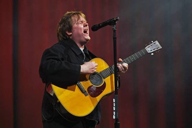 Entertainment Bilder des Tages Lewis Capaldi performing at O2 Arena in London LONDON, ENGLAND - SEPTEMBER 16: Lewis Capaldi performing at O2 Arena, Greenwich on September 16, 2025 in London, England CAP MAR MAR Great Britain Copyright: xMartinxHarris CapitalxPicturesx