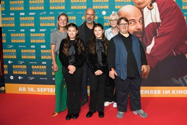 Entertainment Bilder des Tages Rhea Harder-Vennewald, Larissa Rentsch, Christoph Maria Herbst, Lisannn Rentsch, Ulla Tadken-Horstmann und Nico Randel bei der Premiere des Kinofilms Ganzer halber Bruder im Astor Grand Cinema. Hannover, 16.09.2025