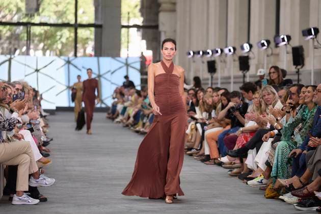 Silvia Tcherassis fashion show at MBFW Madrid Model Nieves Alvarez during the fashion show of designer Silvia Tcherassi, at the 82nd edition of Mercedes Benz Fashion Week Madrid, at the Palacio de Cibeles, on September 17, 2025, in Madrid Spain This years edition will be held from September 17 to 21 and commemorates the 40th anniversary of the catwalk Silvia Tcherassi is the first designer invited to MBFW Madrid The Colombian fashion designer is considered one of the most successful fashion designers in the world Tcherassi received yesterday the International Designer Award during the first edition of this award 17 SEPTEMBER 2025 Jesús Hellí Espana  Copyright: xJesusxHellinx 6960438