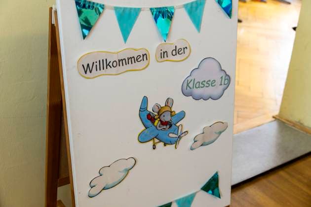 16.09.2025, 1.Schultag in Bayern, Symbolbild: Willkomen steht an einem Schild am Klassenzimmer der Klasse 1b. 16.09.2025, 1.Schultag 16.09.2025, 1.Schultag *** 16 09 2025, 1 school day in Bavaria, symbolic image Welcome is written on a sign on the classroom of class 1b 16 09 2025, 1 school day 16 09 2025, 1 school day