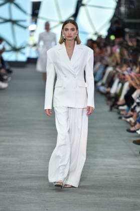 Mercedes-Benz Fashion Week de Madrid - 17 Sep 2025 A model walks the runway wearing a design by Simorra during the Mercedes-Benz Fashion Week de Madrid in IFERMA. Madrid Spain Copyright: xAtilanoxGarciax xSOPAxImagesx FOTO48338