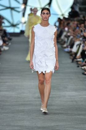Mercedes-Benz Fashion Week de Madrid - 17 Sep 2025 A model walks the runway wearing a design by Simorra during the Mercedes-Benz Fashion Week de Madrid in IFERMA. Madrid Spain Copyright: xAtilanoxGarciax xSOPAxImagesx FOTO48343