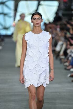 Mercedes-Benz Fashion Week de Madrid - 17 Sep 2025 A model walks the runway wearing a design by Simorra during the Mercedes-Benz Fashion Week de Madrid in IFERMA. Madrid Spain Copyright: xAtilanoxGarciax xSOPAxImagesx FOTO48344
