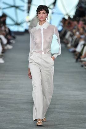 Mercedes-Benz Fashion Week de Madrid - 17 Sep 2025 A model walks the runway wearing a design by Simorra during the Mercedes-Benz Fashion Week de Madrid in IFERMA. Madrid Spain Copyright: xAtilanoxGarciax xSOPAxImagesx FOTO48348