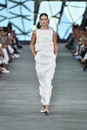 Mercedes-Benz Fashion Week de Madrid - 17 Sep 2025 A model walks the runway wearing a design by Simorra during the Mercedes-Benz Fashion Week de Madrid in IFERMA. Madrid Spain Copyright: xAtilanoxGarciax xSOPAxImagesx FOTO48358