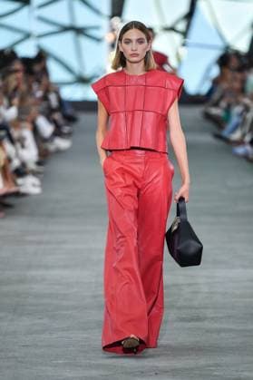 Mercedes-Benz Fashion Week de Madrid - 17 Sep 2025 A model walks the runway wearing a design by Simorra during the Mercedes-Benz Fashion Week de Madrid in IFERMA. Madrid Spain Copyright: xAtilanoxGarciax xSOPAxImagesx FOTO48375