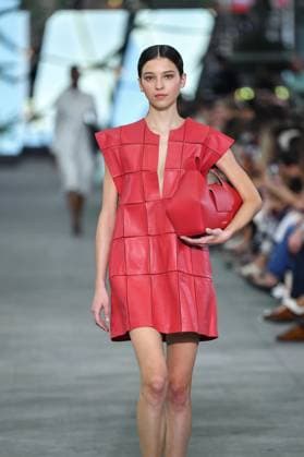 Mercedes-Benz Fashion Week de Madrid - 17 Sep 2025 A model walks the runway wearing a design by Simorra during the Mercedes-Benz Fashion Week de Madrid in IFERMA. Madrid Spain Copyright: xAtilanoxGarciax xSOPAxImagesx FOTO48377