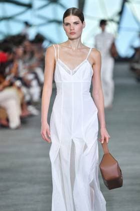 Mercedes-Benz Fashion Week de Madrid - 17 Sep 2025 A model walks the runway wearing a design by Simorra during the Mercedes-Benz Fashion Week de Madrid in IFERMA. Madrid Spain Copyright: xAtilanoxGarciax xSOPAxImagesx FOTO48386