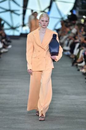Mercedes-Benz Fashion Week de Madrid - 17 Sep 2025 A model walks the runway wearing a design by Simorra during the Mercedes-Benz Fashion Week de Madrid in IFERMA. Madrid Spain Copyright: xAtilanoxGarciax xSOPAxImagesx FOTO48398