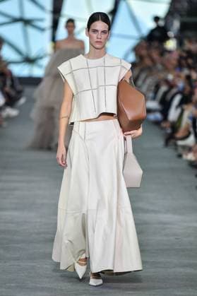Mercedes-Benz Fashion Week de Madrid - 17 Sep 2025 A model walks the runway wearing a design by Simorra during the Mercedes-Benz Fashion Week de Madrid in IFERMA. Madrid Spain Copyright: xAtilanoxGarciax xSOPAxImagesx FOTO48405