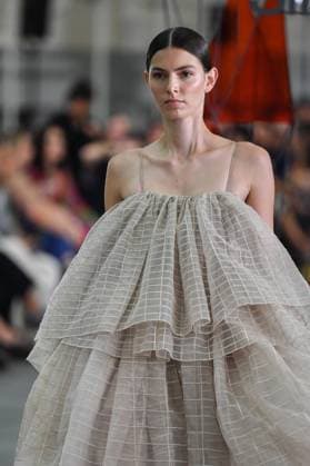 Mercedes-Benz Fashion Week de Madrid - 17 Sep 2025 A model walks the runway wearing a design by Simorra during the Mercedes-Benz Fashion Week de Madrid in IFERMA. Madrid Spain Copyright: xAtilanoxGarciax xSOPAxImagesx FOTO48407