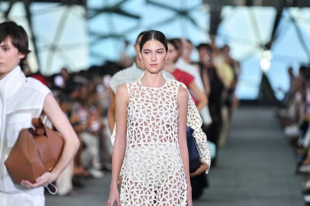 Mercedes-Benz Fashion Week de Madrid - 17 Sep 2025 A model walks the runway wearing a design by Simorra during the Mercedes-Benz Fashion Week de Madrid in IFERMA. Madrid Spain Copyright: xAtilanoxGarciax xSOPAxImagesx FOTO48410