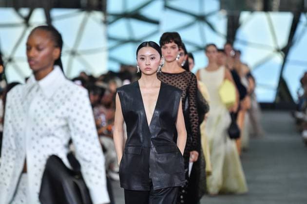 Mercedes-Benz Fashion Week de Madrid - 17 Sep 2025 A model walks the runway wearing a design by Simorra during the Mercedes-Benz Fashion Week de Madrid in IFERMA. Madrid Spain Copyright: xAtilanoxGarciax xSOPAxImagesx FOTO48413