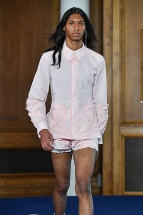 Mercedes-Benz Fashion Week de Madrid - 17 Sep 2025 A model walks the runway wearing a design by PALOMO SPAIN during the Mercedes-Benz Fashion Week de Madrid in IFERMA. Madrid Spain Copyright: xAtilanoxGarciax xSOPAxImagesx FOTO48305