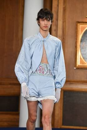 Mercedes-Benz Fashion Week de Madrid - 17 Sep 2025 A model walks the runway wearing a design by PALOMO SPAIN during the Mercedes-Benz Fashion Week de Madrid in IFERMA. Madrid Spain Copyright: xAtilanoxGarciax xSOPAxImagesx FOTO48310