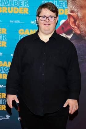 Nico Randel bei der Premiere des Kinofillms Ganzer halber Bruder im Holi Kino. Hamburg, 17.09.2025
