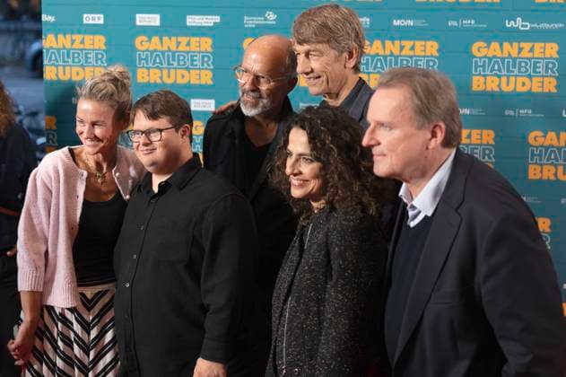 Rhea Harder-Vennewald, Nico Randel, Christoph Maria Herbst, Boris Schönfelder, Sesede Terziyan und Gast bei der Premiere des Kinofillms Ganzer halber Bruder im Holi Kino. Hamburg, 17.09.2025
