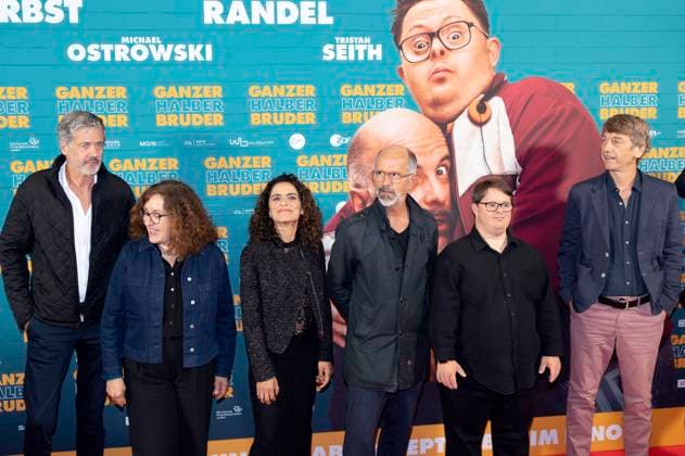 Christoph Liedke, Gast, Sesede Terziyan, Christoph Maria Herbst, Nico Randel und Boris Schönfelder bei der Premiere des Kinofillms Ganzer halber Bruder im Holi Kino. Hamburg, 17.09.2025