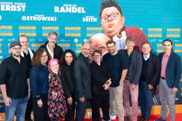 Christoph Maria Herbst mit Cast und Team bei der Premiere des Kinofillms Ganzer halber Bruder im Holi Kino. Hamburg, 17.09.2025