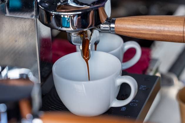 Startschuss für WOW Wöhrl Outlet im ehemaligen Kaufhof in der Innenstadt, Nürnberg, 18.09.2025 Detailaufnahme einer Espressomaschine während der Zubereitung eines frischen Kaffees. Der kräftige Espresso fließt direkt in eine weiße Tasse. Die Aufnahme verweist auf die baldige Eröffnung der neuen Kaffeebar SLOE , ein junges Start-up, das dem Standort neues gastronomisches Leben einhauchen soll. Nürnberg Bayern Deutschland *** Starting signal for WOW Wöhrl Outlet in the former Kaufhof in the city center, Nuremberg, 18 09 2025 Close-up of an espresso machine during the preparation of a fresh coffee The strong espresso flows directly into a white cup The shot refers to the imminent opening of the new coffee bar SLOE , a young start-u 20250918-286A9051-M4000