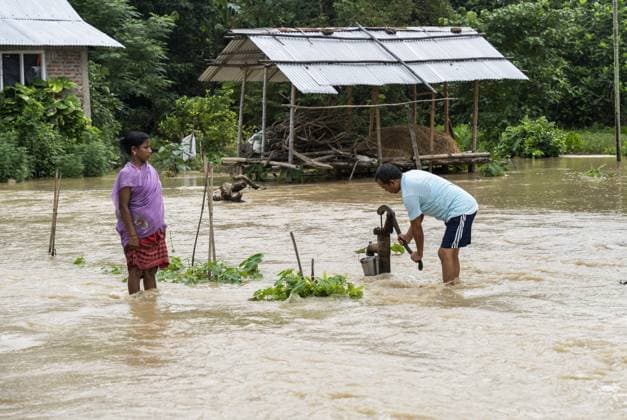 Floods ravage after days of relentless rainfall in Assam GOLAGHAT, ASSAM, INDIA - SEPTEMBER 18: Residents collect water from a partially submerged hand pump in a village as heavy rains submerge villages and disrupt daily life, in Golaghat district of Assam, India, on September 18, 2025. David Talukdar Anadolu Golaghat India. Editorial use only. Please get in touch for any other usage.  Copyright: x2025xAnadoluxDavidxTalukdarx