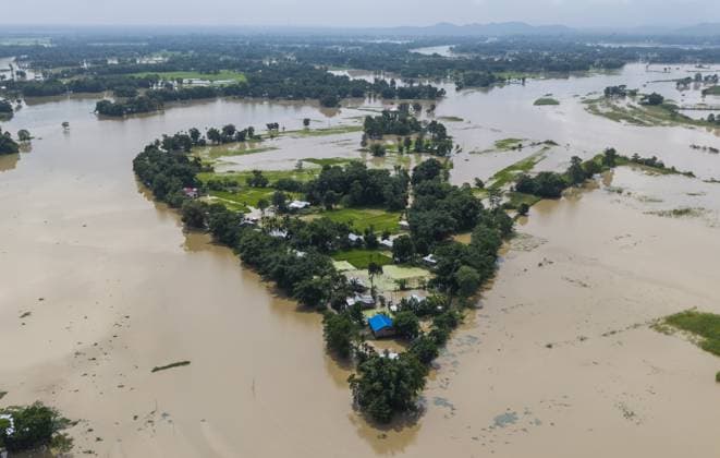 Bilder des Jahres 2025, News September 09 Floods ravage after days of relentless rainfall in Assam GOLAGHAT, ASSAM, INDIA - SEPTEMBER 18: An aerial view shows a village submerged in floodwaters after heavy rains and disrupt daily life, in Golaghat district of Assam, India, on September 18, 2025. David Talukdar Anadolu Golaghat India. Editorial use only. Please get in touch for any other usage.  Copyright: x2025xAnadoluxDavidxTalukdarx