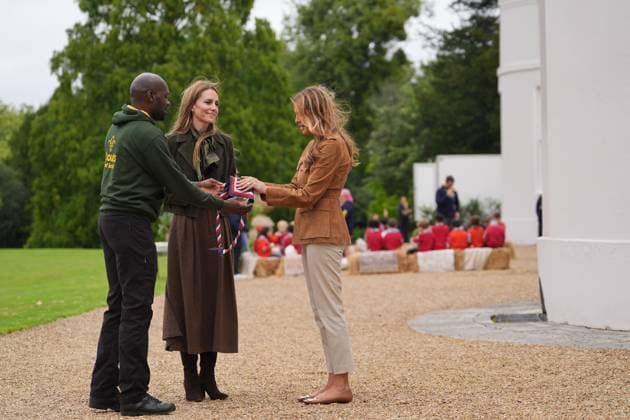 . 18 09 2025. Windsor, United Kingdom. First Lady Melania Trump receives a scouts scarf from Chief Scout Dwayne Fields alongside Kate Middleton, the Princess of Wales, as they meet members of the Scouts Squirrels programme in Frogmore Gardens in Windsor on day two of the State Visit to the United Kingdom.  xPoolx xi-Imagesx IIM-26240-0129