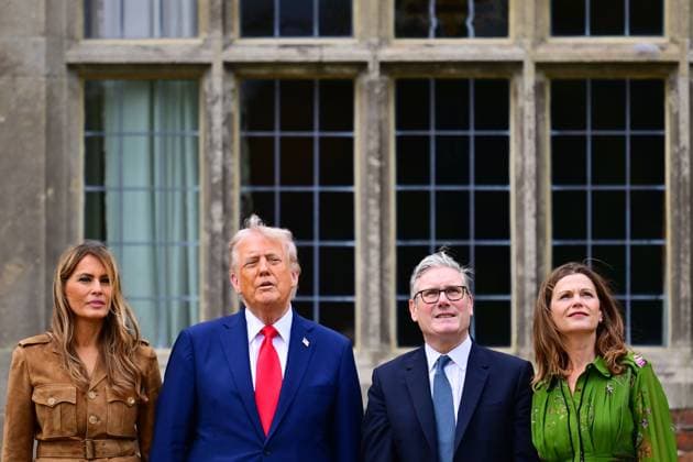 Bilder des Jahres 2025, News September 09 US President Donald Trump state visit to the UK, Business Event, Day 3, Chequers, Aylesbury, UK - 18 Sep 2025 First Lady Melania Trump, United States Donald Trump, Sir Keir Starmer and Lady Victoria Starmer watch parachutists at Chequers US President Donald Trump state visit to the UK, Business Event, Day 3, Chequers, Aylesbury, UK - 18 Sep 2025, Credit:Victoria Jones Shutterstock Avalon United Kingdom, Chequers  Copyright: xVictoriaxJones Shutterstockx xAvalonx 1038398935