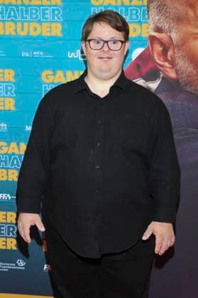 abb Nico Randel zu Gast auf der Premierentour zum Film Ganzer halber Bruder im Holi Kino am 17.09.2025 in Hamburg