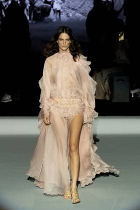 Yolancris fashion show at the MBFW Madrid A model during the Yolancris fashion show, at the 82nd edition of Mercedes Benz Fashion Week Madrid, at Ifema in Madrid, on September 18, 2025, in Madrid Spain This years edition is held from September 17 to 21 and commemorates the 40th anniversary of the catwalk 18 SEPTEMBER 2025 FASHION MODEL SHOW MBFW FASHION WEEK MADRID FASHION WEEK PASARELA Madrid Madrid Madrid Espana  Copyright: xRicardoxRubiox 6964372