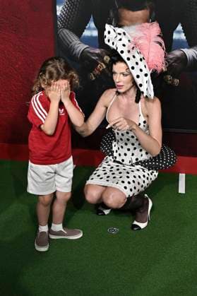 Julia Fox mit Sohn Valentino bei der Premiere des Kinofilms Him - Der Größte aller Zeiten im TCL Chinese Theatre. Los Angeles, 17.09.2025
