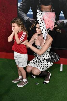 Julia Fox mit Sohn Valentino bei der Premiere des Kinofilms Him - Der Größte aller Zeiten im TCL Chinese Theatre. Los Angeles, 17.09.2025