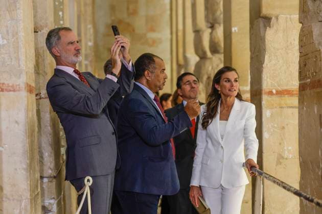 Spain s King Felipe VI (L) and Queen Letizia (R) visit the Hatshepsut Temple in Luxor, Egypt, 18 September 2025, on occasion of their official visit to the country. Spanish Royals visit Luxo Hatshepsut Temple !ACHTUNG: NUR REDAKTIONELLE NUTZUNG!  Copyright: xJuanjoxMartínx GRAF7447 20250918-55017964553_1