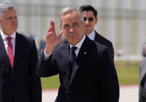 September 18, 2025, Mexico City, Mexico: Prime Minister Mark Carney waves as he arrives in Mexico City, Thursday, Sept. 18, 2025. Mexico City Mexico  - ZUMAc35_ 20250918_zaf_c35_060 Copyright: xAdrianxWyldx