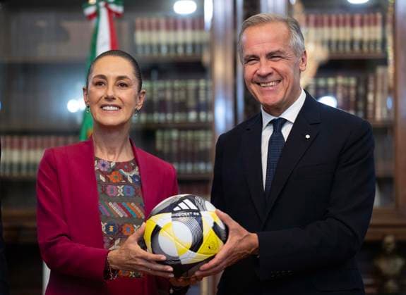 Bilder des Jahres 2025, News September 09 September 18, 2025, Ottawa, On, Canada: Prime Minister Mark Carney presents Mexican President Claudia Sheinbaum with an official World Cup soccer ball before they meet at the Palacio National, Thursday, Sep 18, 2025. Ottawa Canada  - ZUMAc35_ 20250918_zaf_c35_050 Copyright: xAdrianxWyldx