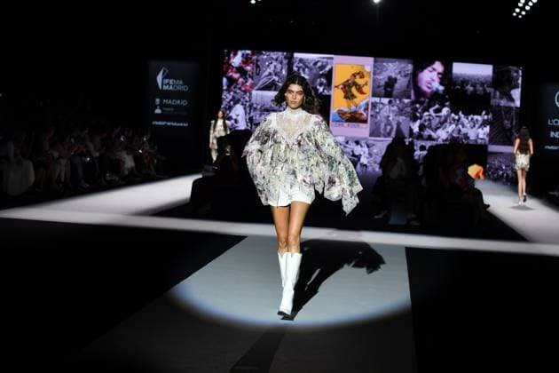 Mercedes-Benz Fashion Week de Madrid - 18 Sep 2025 A model walks the runway wearing a design by YOLANCRIS during the Mercedes-Benz Fashion Week de Madrid in IFERMA. Madrid Spain Copyright: xAtilanoxGarciax xSOPAxImagesx FOTO48446