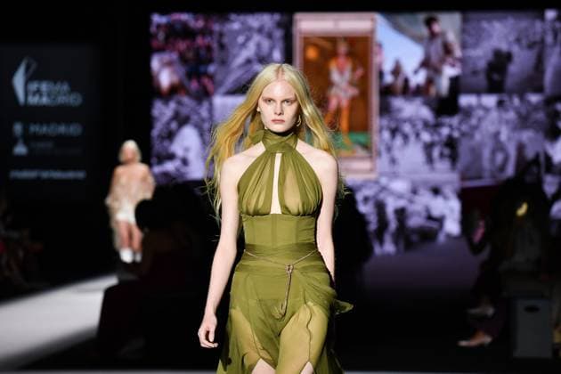 Mercedes-Benz Fashion Week de Madrid - 18 Sep 2025 A model walks the runway wearing a design by YOLANCRIS during the Mercedes-Benz Fashion Week de Madrid in IFERMA. Madrid Spain Copyright: xAtilanoxGarciax xSOPAxImagesx FOTO48458