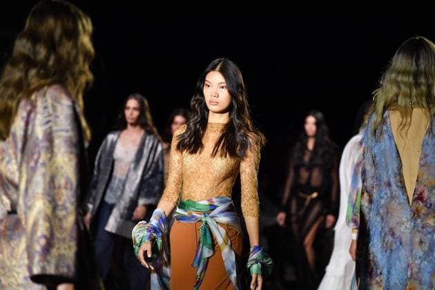 Mercedes-Benz Fashion Week de Madrid - 18 Sep 2025 A model walks the runway wearing a design by YOLANCRIS during the Mercedes-Benz Fashion Week de Madrid in IFERMA. Madrid Spain Copyright: xAtilanoxGarciax xSOPAxImagesx FOTO48493