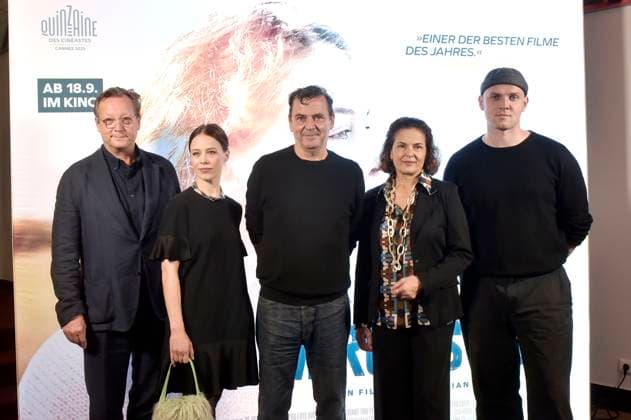 Matthias Brandt, Paula Beer, Christian Petzold, Barbara Auer und Enno Trebs bei der Premiere des Kinofilms Miroirs No. 3 im Filmtheater am Friedrichshain. Berlin, 18.09.2025