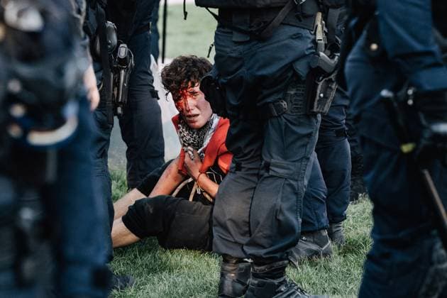 Bilder des Jahres 2025, News September 09 Massive Demonstration In Paris A police officer detains a hurt protestor in Paris, France, on September 18, 2025, during a day of nationwide strikes and protests called by unions over France s national budget. France braces for a day of nationwide protests on September 18, 2025, with a source close to the authorities saying some 800,000 people are expected to take to the streets. In a rare show of unity, trade unions urge French people to strike in protest at the authorities horror show draft budget designed to reduce France s ballooning debt. Paris France  Copyright: xJeromexGillesx originalFilename: chobeaux-greve18s250918_npUb7.jpg