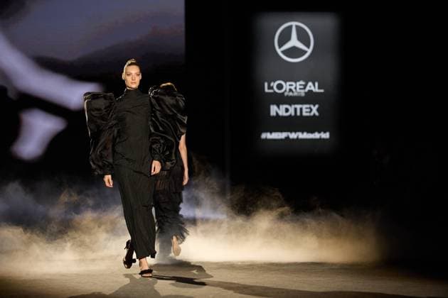 De La Cierva Y Nicolas Presents SS25 Collection At MBFW Madrid Models walk the runway wearing creations by De La Cierva Y Nicolas during the Spring Summer 2025 show at Mercedes-Benz Fashion Week Madrid in Madrid, Spain, on September 19, 2025. The event showcases new collections by Spanish and international designers. Madrid Madrid Spain  Copyright: xHazhardxEspinozaxVallejosx originalFilename: espinoza-delacier250919_np2FT.jpg
