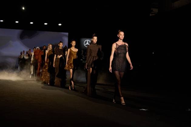 De La Cierva Y Nicolas Presents SS25 Collection At MBFW Madrid Models walk the runway wearing creations by De La Cierva Y Nicolas during the Spring Summer 2025 show at Mercedes-Benz Fashion Week Madrid in Madrid, Spain, on September 19, 2025. The event showcases new collections by Spanish and international designers. Madrid Madrid Spain  Copyright: xHazhardxEspinozaxVallejosx originalFilename: espinoza-delacier250919_npVNk.jpg
