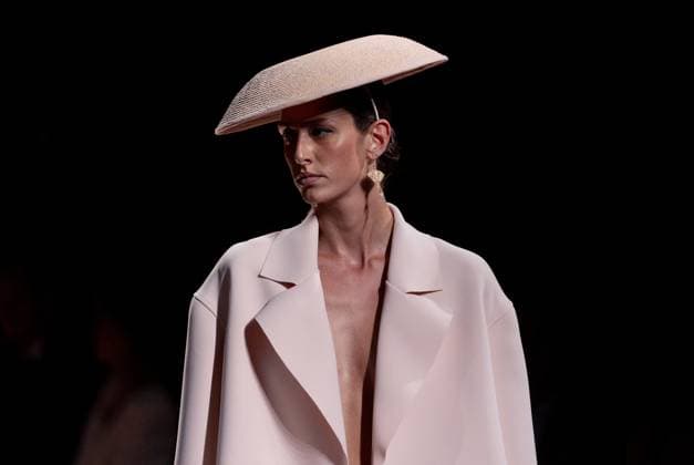 Isabel Sanchís fashion show at MBFW Madrid Model during a fashion show at the 82nd edition of Mercedes Benz Fashion Week Madrid, at Ifema in Madrid, on September 19, 2025, in Madrid Spain This years edition is held from September 17 to 21 and commemorates the 40th anniversary of the catwalk Isabel Sanchíss collection for next summer 2026 is an eclectic collection, based on two fundamental pillars for the firm, the volumes of architecture and the coexistence of Japanese culture, which explores opposing values such as tradition and modernity, structure and fluidity, discipline and challenge and the past and future 19 SEPTEMBER 2025 Espana  Copyright: xEduardoxParrax 6966869
