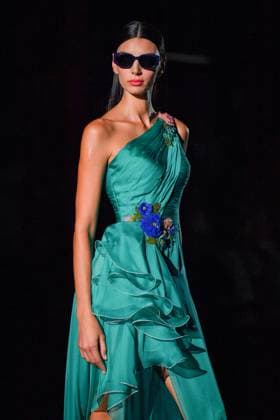 Mercedes-Benz Fashion Week Madrid, Spain - 19 Sep 2025 A model walks the runway wearing a design by Hannibal Laguna during Mercedes-Benz Fashion Week de Madrid in IFERMA, 19 septiembre 2025 Spain Madrid Spain Copyright: xAtilanoxGarciax xSOPAxImagesx FOTO12385