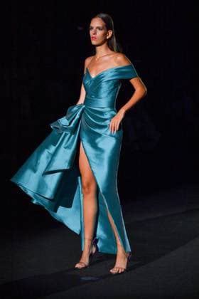 Mercedes-Benz Fashion Week Madrid, Spain - 19 Sep 2025 A model walks the runway wearing a design by Hannibal Laguna during Mercedes-Benz Fashion Week de Madrid in IFERMA, 19 septiembre 2025 Spain Madrid Spain Copyright: xAtilanoxGarciax xSOPAxImagesx FOTO12396