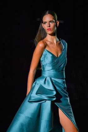 Mercedes-Benz Fashion Week Madrid, Spain - 19 Sep 2025 A model walks the runway wearing a design by Hannibal Laguna during Mercedes-Benz Fashion Week de Madrid in IFERMA, 19 septiembre 2025 Spain Madrid Spain Copyright: xAtilanoxGarciax xSOPAxImagesx FOTO12398