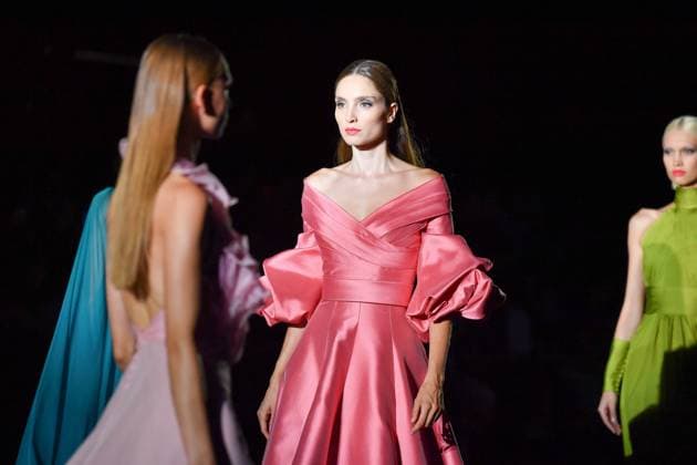 Mercedes-Benz Fashion Week Madrid, Spain - 19 Sep 2025 A model walks the runway wearing a design by Hannibal Laguna during Mercedes-Benz Fashion Week de Madrid in IFERMA, 19 septiembre 2025 Spain Madrid Spain Copyright: xAtilanoxGarciax xSOPAxImagesx FOTO12411