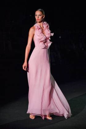 Mercedes-Benz Fashion Week Madrid, Spain - 19 Sep 2025 A model walks the runway wearing a design by Hannibal Laguna during Mercedes-Benz Fashion Week de Madrid in IFERMA, 19 septiembre 2025 Spain Madrid Spain Copyright: xAtilanoxGarciax xSOPAxImagesx FOTO12367
