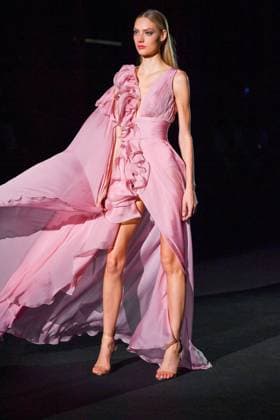 Mercedes-Benz Fashion Week Madrid, Spain - 19 Sep 2025 A model walks the runway wearing a design by Hannibal Laguna during Mercedes-Benz Fashion Week de Madrid in IFERMA, 19 septiembre 2025 Spain Madrid Spain Copyright: xAtilanoxGarciax xSOPAxImagesx FOTO12371