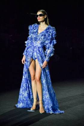 Mercedes-Benz Fashion Week Madrid, Spain - 19 Sep 2025 A model walks the runway wearing a design by Hannibal Laguna during Mercedes-Benz Fashion Week de Madrid in IFERMA, 19 septiembre 2025 Spain Madrid Spain Copyright: xAtilanoxGarciax xSOPAxImagesx FOTO12329